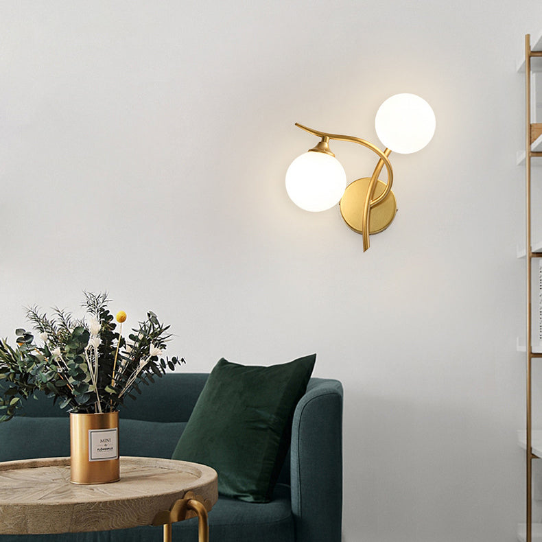 Applique murale à 2 lumières avec abat-jour en verre sphérique et ligne courbe en fer de simplicité contemporaine pour chambre 