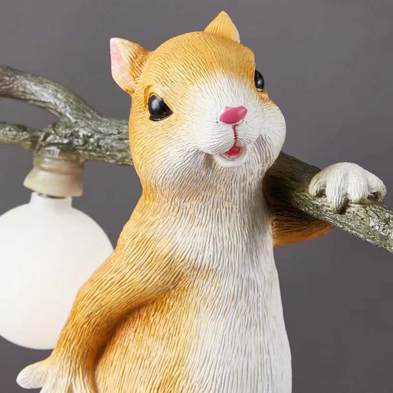 Zeitgenössische kreative Eichhörnchen Harz Glas 1-Licht Tischlampe für Schlafzimmer 