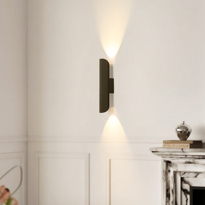 مصباح حائط LED من الألومنيوم والحديد بأسطوانة مخططة بتصميم حديث وبسيط لغرفة النوم 