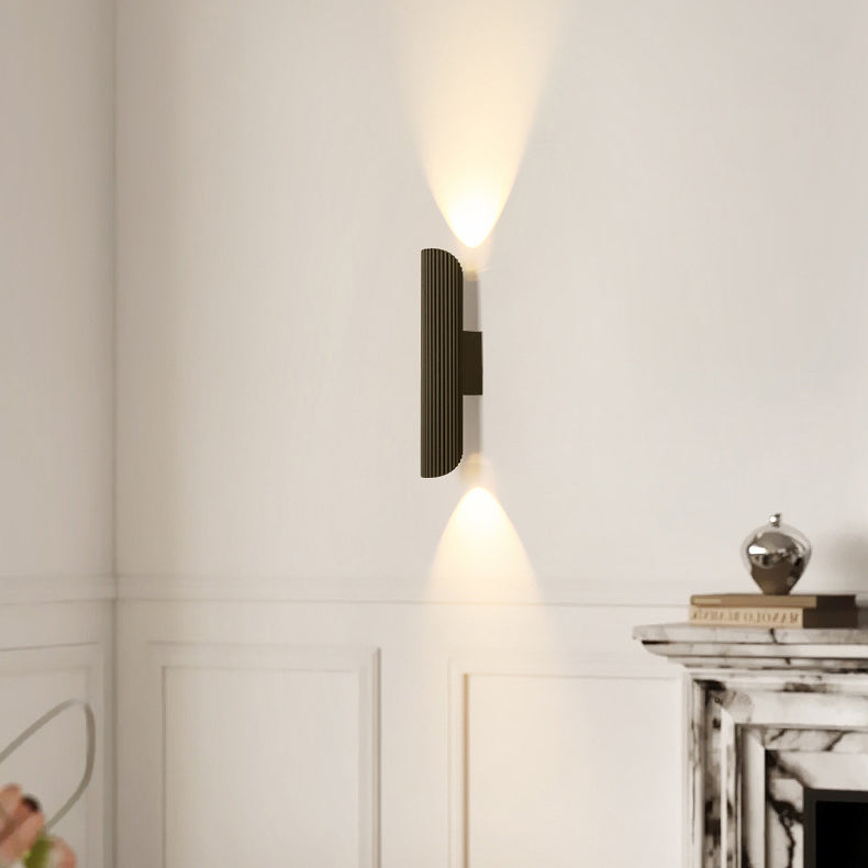 مصباح حائط LED من الألومنيوم والحديد بأسطوانة مخططة بتصميم حديث وبسيط لغرفة النوم 