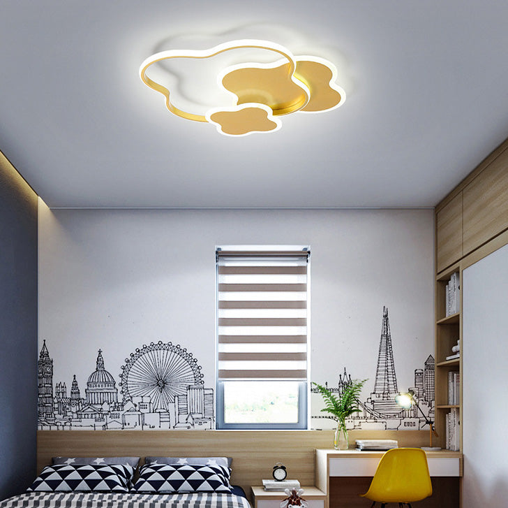 Zeitgenössische nordische Metall Acryl Wolke Vierblättriges Kleeblatt LED Unterputz Deckenleuchte für Schlafzimmer 