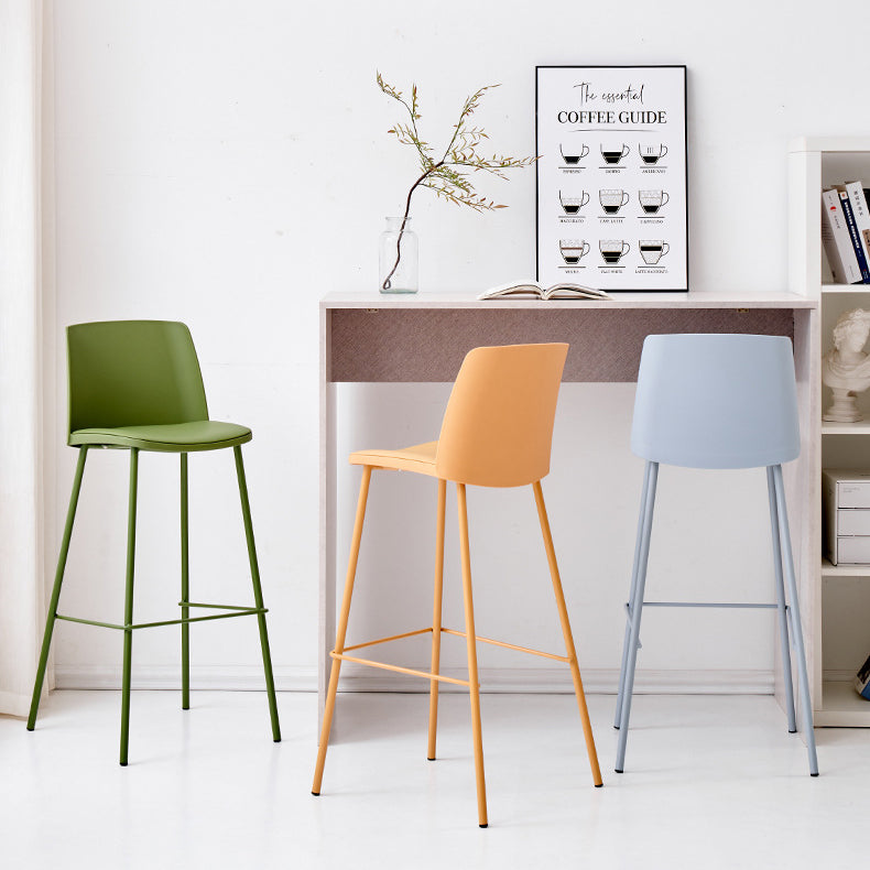 Tabouret de bar carré minimaliste moderne en cuir PU avec dossier et repose-pieds en métal PP pour salle à manger 