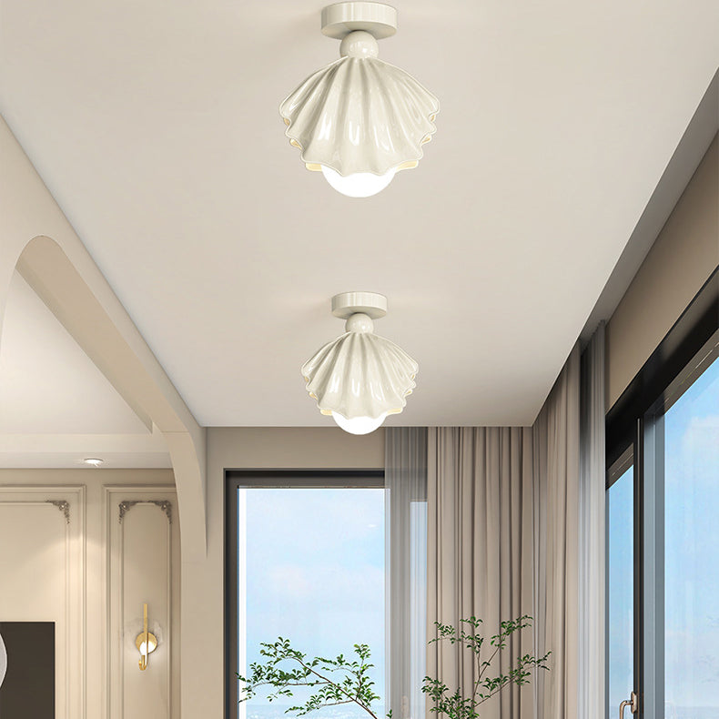 Zeitgenössische, kreative, cremefarbene Deckenleuchte mit Muscheldesign aus Eisenharz und 1 Licht, halbbündige Montage für Wohnzimmer 
