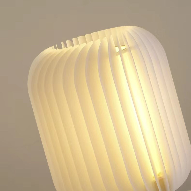 مصباح طاولة LED بقاعدة من الحديد والأكريليك والقماش بتصميم دائري بسيط وعصري لغرفة النوم 