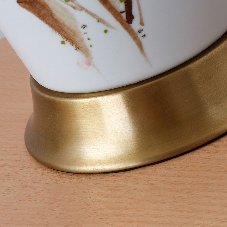 Lámpara de mesa de 1 luz con base de cerámica y pantalla de tela bordada con flor de ciruelo china tradicional para dormitorio 
