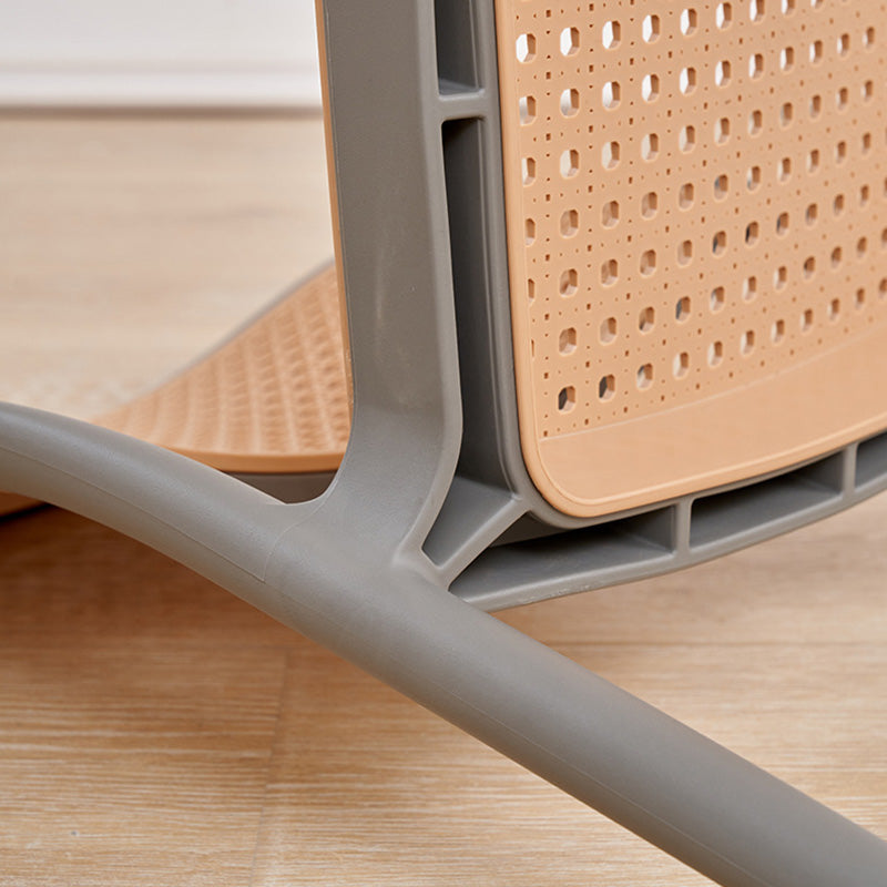 Chaise de salle à manger empilable en plastique ressemblant à du rotin carré à la simplicité contemporaine avec accoudoirs et dossier pour salle à manger 