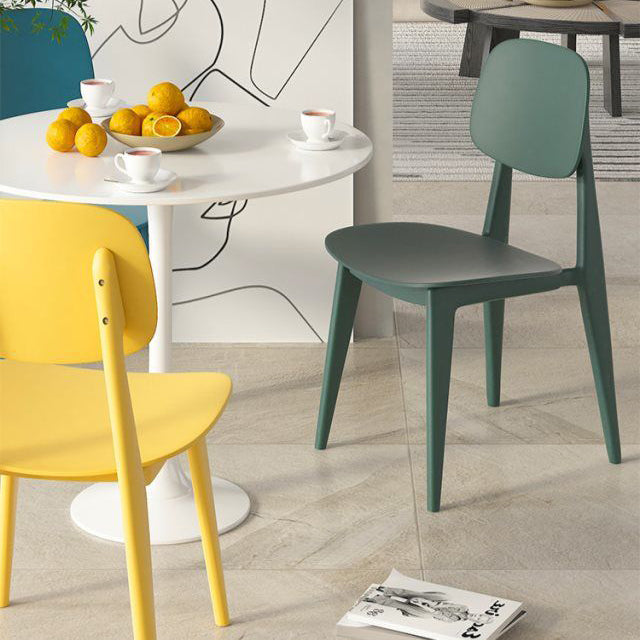 Chaise de salle à manger carrée en plastique macaron scandinave contemporaine avec dossier pour salle à manger 
