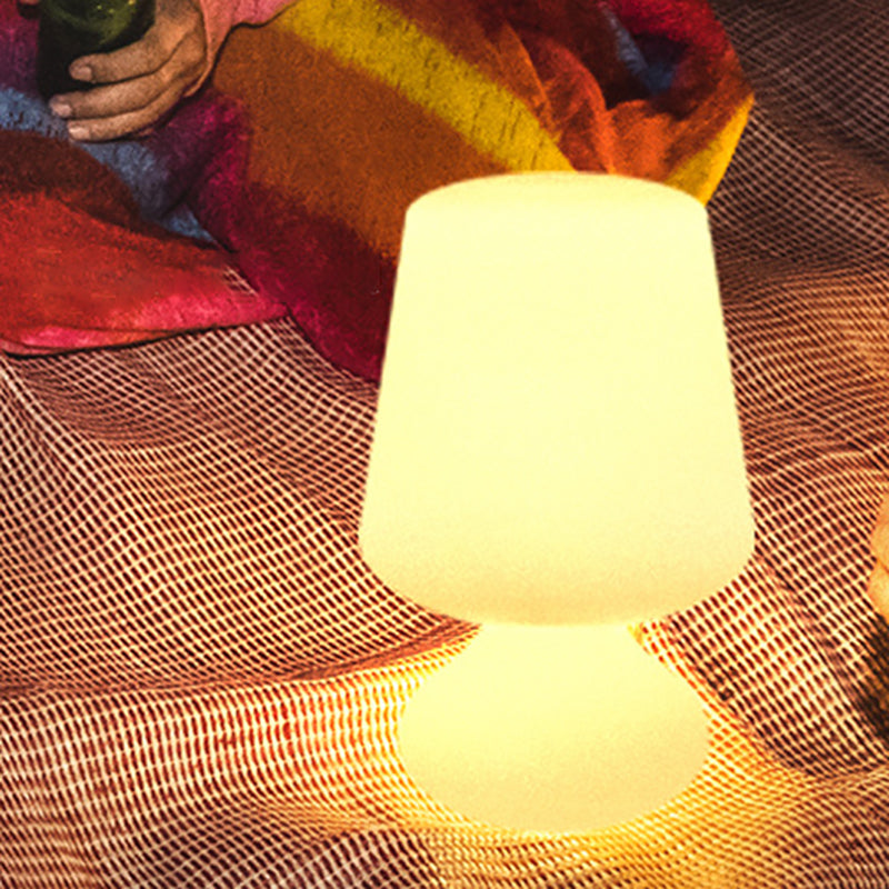 Modernes, unbedeutendes PE-Cup-Form-USB-LED-Tischlampen-Nachtlicht für die Terrasse im Freien 