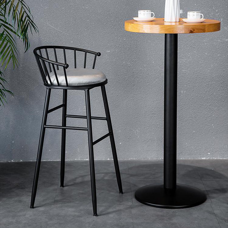 Moderner minimalistischer runder gepolsterter gestreifter Samt-Eisen-Barhocker mit Rückenlehne für das Esszimmer 