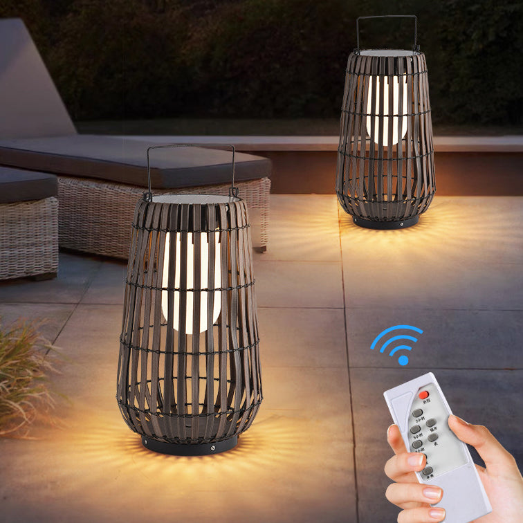 إضاءة خارجية LED للمناظر الطبيعية على شكل أسطوانة شمسية مقاومة للماء من الحديد بتصميم عصري مقلد كراتان للحديقة 