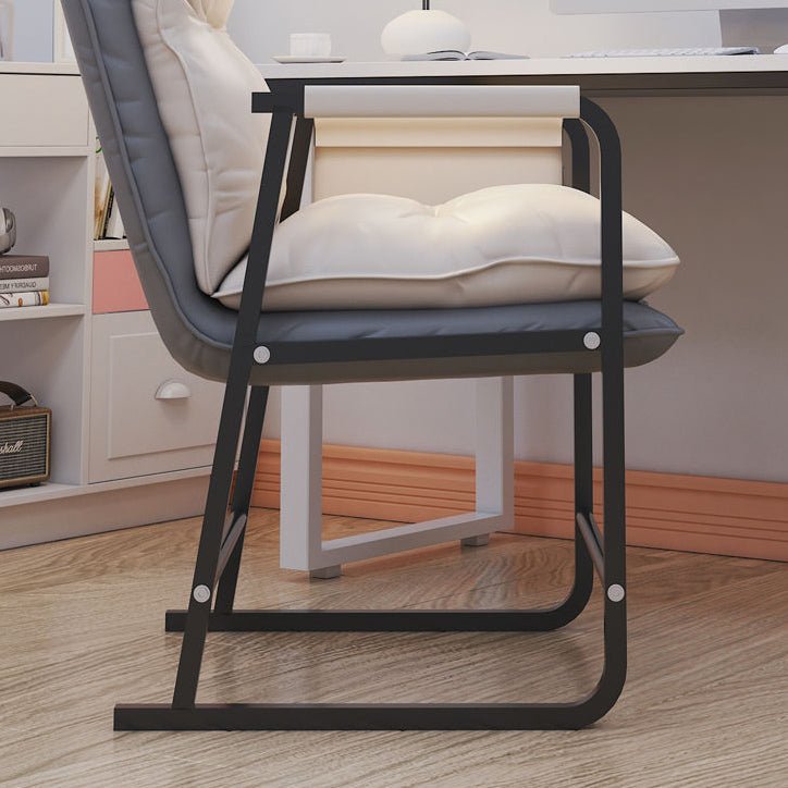 Moderner minimalistischer rechteckiger Leder-Stahlstuhl mit Rückenlehne und Armlehne für das Wohnzimmer 