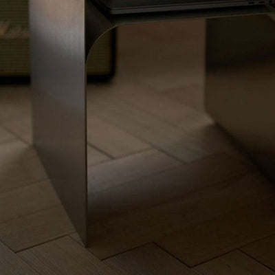 Table d'appoint moderne minimaliste en acier inoxydable incurvé avec étagères de rangement pour salon 