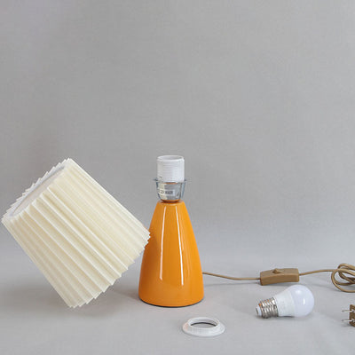 Lampe de table à 1 lumière avec base en céramique plissée en tissu de simplicité contemporaine pour salon 