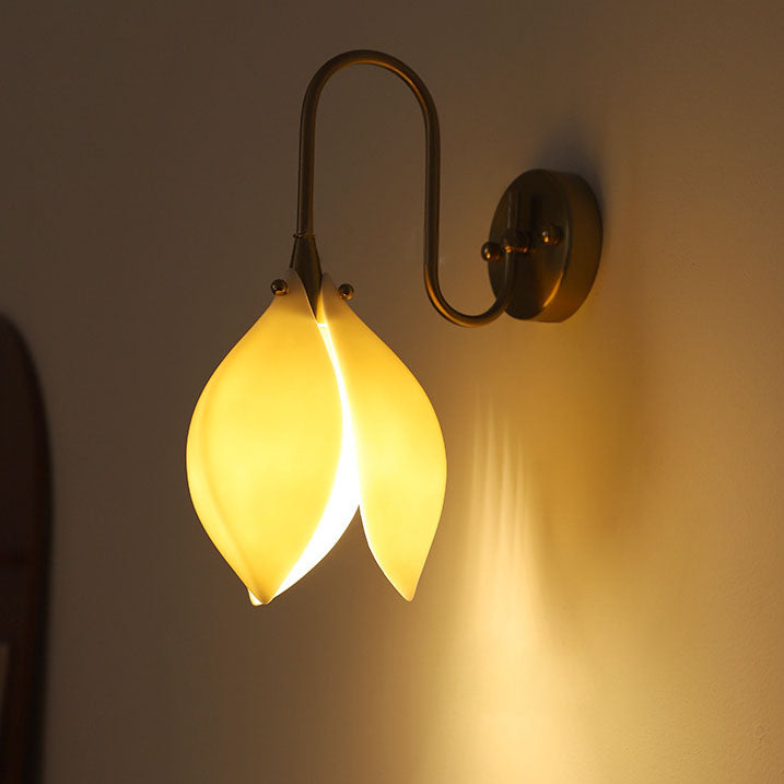 Zeitgenössische Retro-Keramik-Magnolienblumenform Eisenrahmen 1-Licht Wandleuchte für Schlafzimmer 