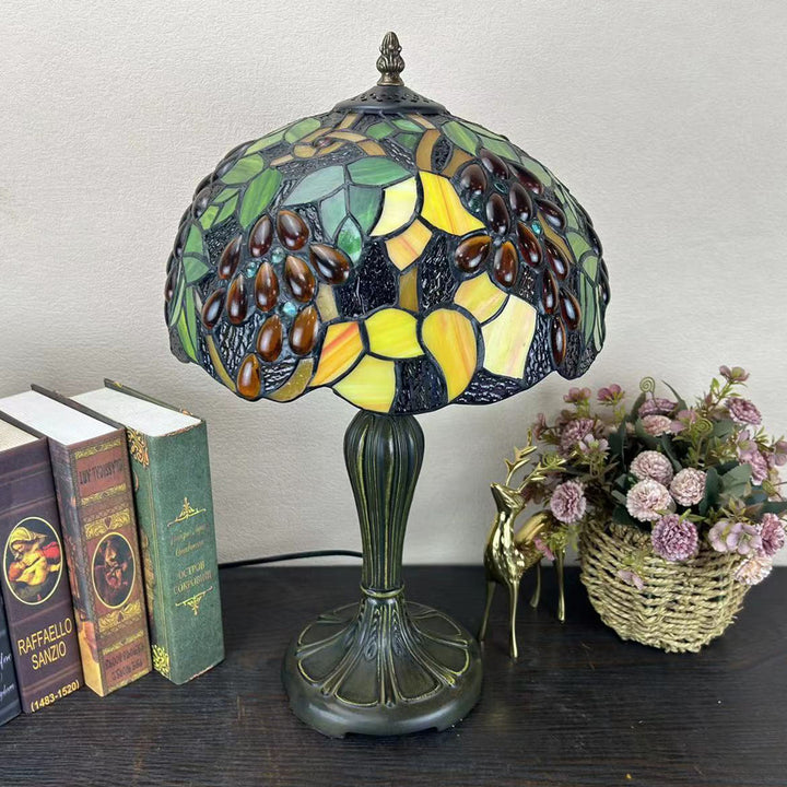 Lampe de table à 1 lumière avec dôme en verre métallique Tiffany traditionnel, motif raisin, fleur, libellule et papillon pour chevet 