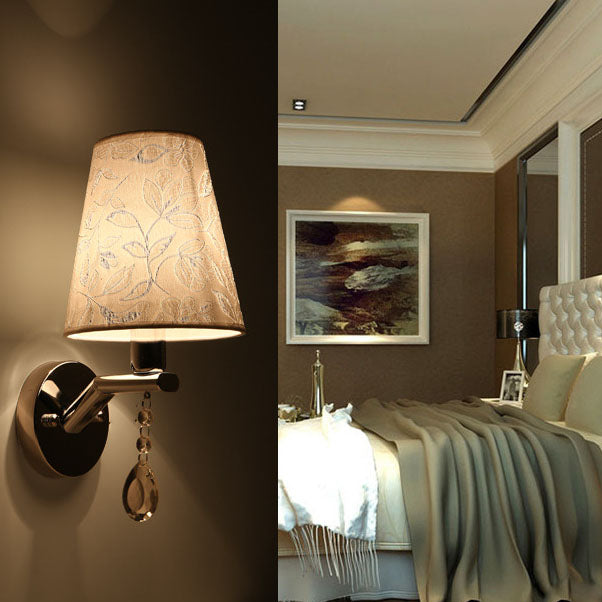 Moderne Übergangs-Blumenmuster-Stoffschirm Galvanisierter Eisenrahmen 1-Licht-Wandleuchte für das Wohnzimmer 