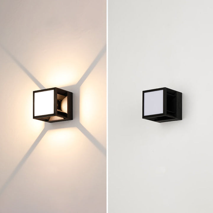 Applique murale extérieure étanche à LED solaire carrée en ABS à la simplicité contemporaine pour jardin 