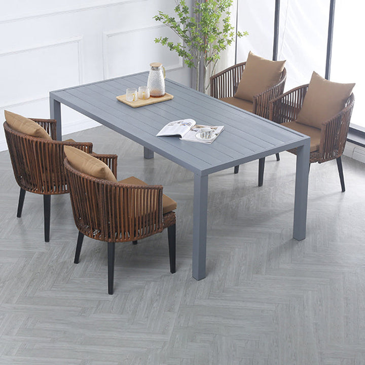 Traditioneller Bauernhaus-Webstuhl Rattan Metall quadratischer Outdoor-Esszimmerstuhl Rückenlehne Armlehne für den Außenbereich 