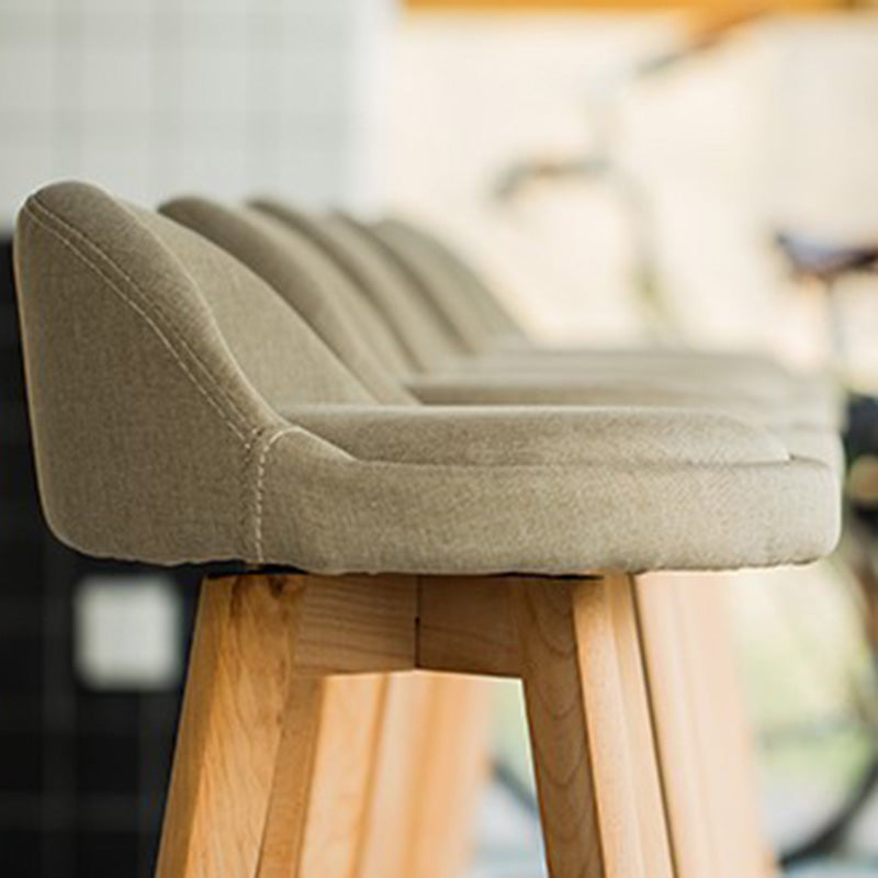 Tabouret de bar pivotant traditionnel vintage avec cadre en bois et tissu rond, dossier bas et repose-pieds pour salle à manger 