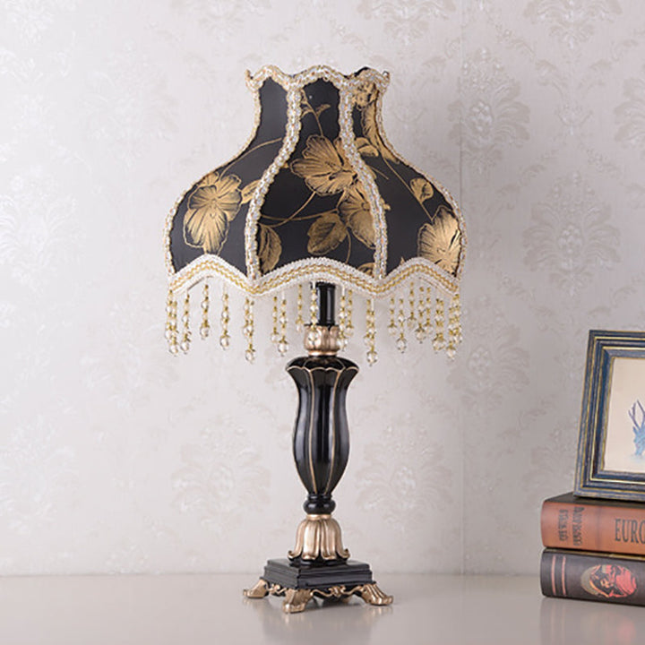 Traditionelle europäische Court Top Harz Stoff 1-Licht Tischlampe für Schlafzimmer 
