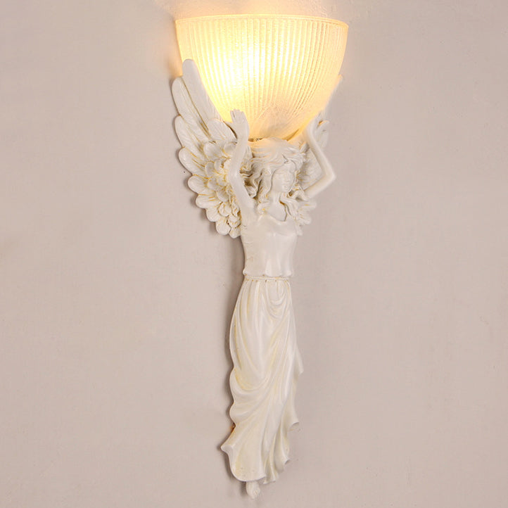 Traditionelle europäische Harzglas-Engelsstatue 1-flammige Wandleuchte für Wohnzimmer 