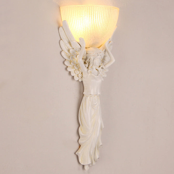 Traditionelle europäische Harzglas-Engelsstatue 1-flammige Wandleuchte für Wohnzimmer 