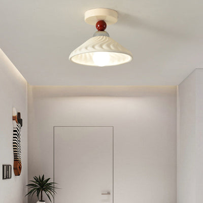 Zeitgenössische skandinavische cremefarbene Keramik-Deckenleuchte mit geometrischem rundem Schirm und 1 Licht, halbbündige Montage für Wohnzimmer 