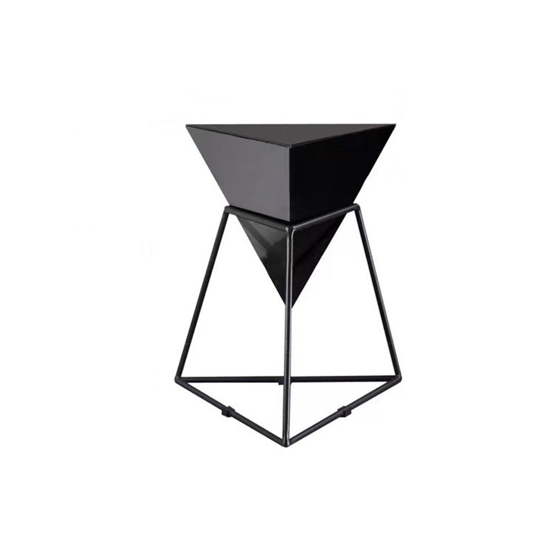 Zeitgenössischer nordischer Dreieck-Pyramiden-Glas-Schiefer-Metall-Beistelltisch für das Bett 