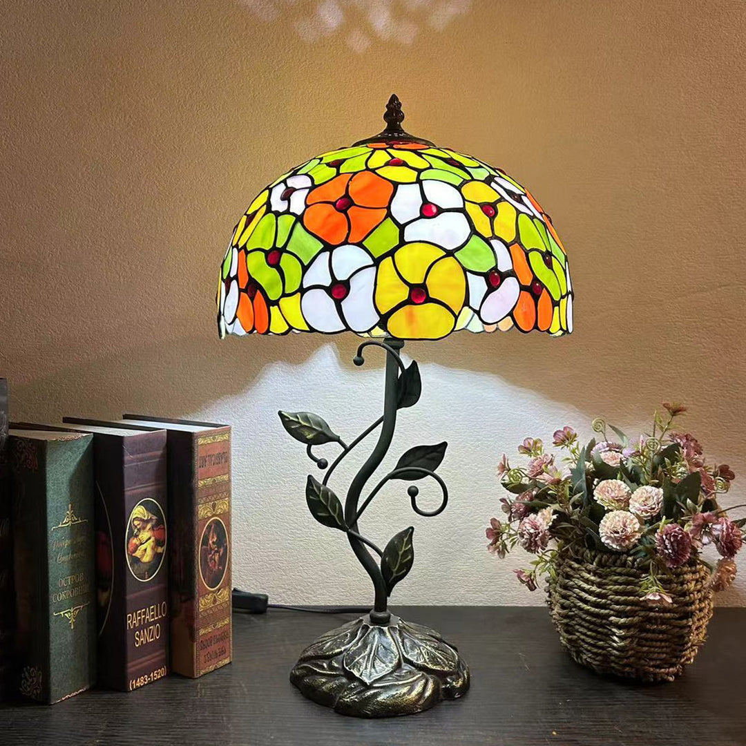 Lampe de table traditionnelle Tiffany en résine avec dôme conique et motif de fleurs et feuilles à 1 lumière pour chevet 