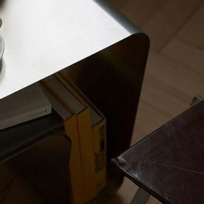 Table d'appoint moderne minimaliste en acier inoxydable incurvé avec étagères de rangement pour salon 
