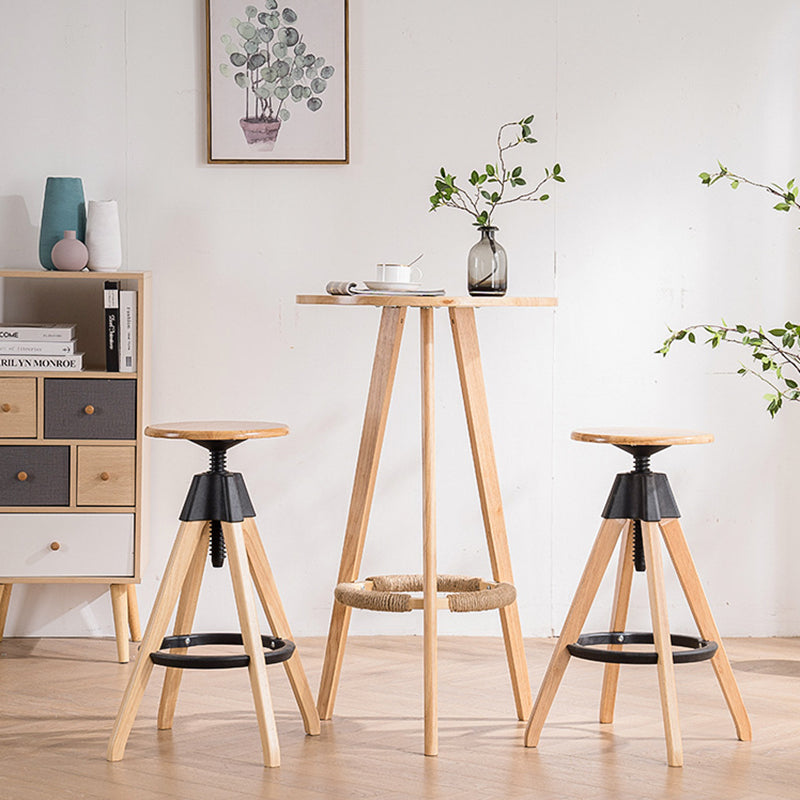 Tabouret de bar en bois massif à base de trépied ronde scandinave contemporaine avec repose-pieds pour salle à manger 
