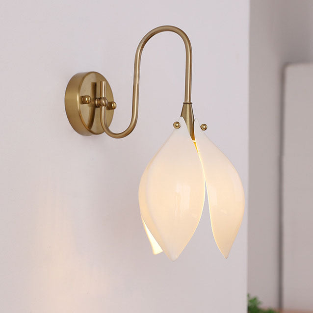 Zeitgenössische Retro-Keramik-Magnolienblumenform Eisenrahmen 1-Licht Wandleuchte für Schlafzimmer 