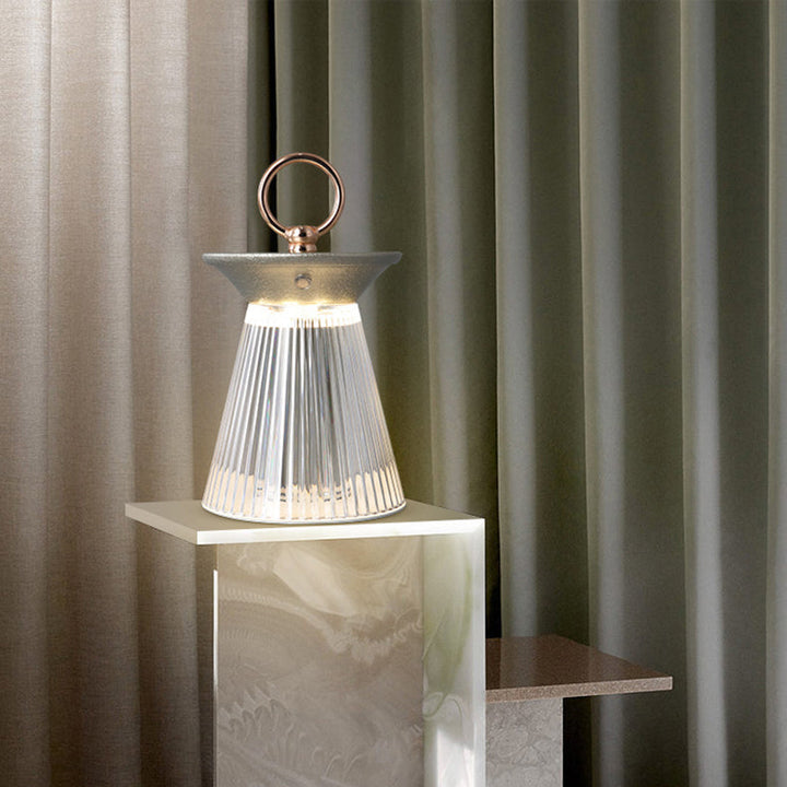 Lámpara de Mesa LED Portátil de Hierro Acrílico Semi-Cónica de Simplicidad Contemporánea Luz Nocturna para Dormitorio 