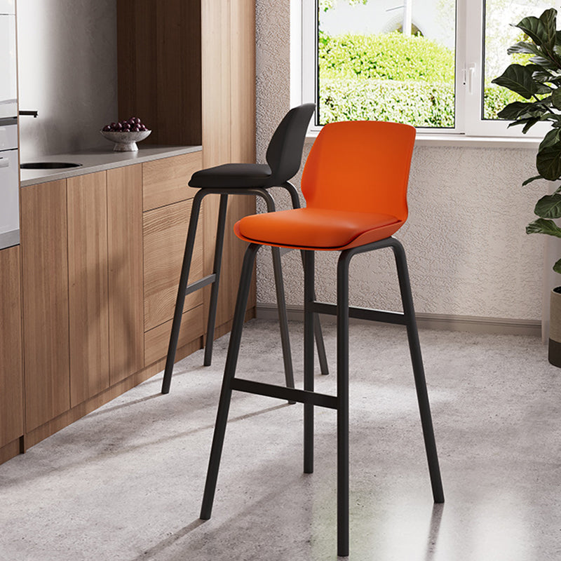 Zeitgenössischer nordischer quadratischer PU-Leder gepolsterter Eisen-Barhocker mit Kunststoff-Rückenlehne und Fußstütze für das Esszimmer 