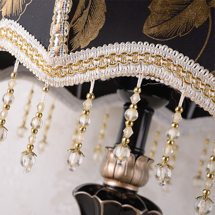 Traditionelle europäische Court Top Harz Stoff 1-Licht Tischlampe für Schlafzimmer 