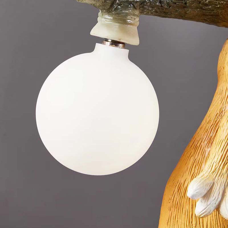 Zeitgenössische kreative Eichhörnchen Harz Glas 1-Licht Tischlampe für Schlafzimmer 