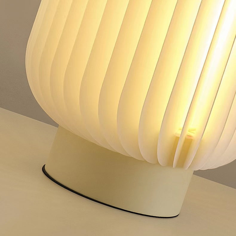 مصباح طاولة LED بقاعدة من الحديد والأكريليك والقماش بتصميم دائري بسيط وعصري لغرفة النوم 