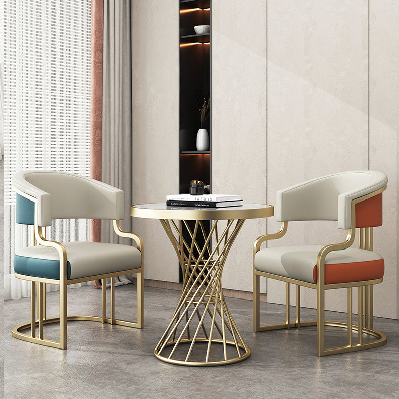 Moderner luxuriöser quadratischer Bogen-Faux-Nappa-Leder-Esszimmerstuhl aus Eisen mit Rückenlehne und Armlehnen für das Esszimmer 