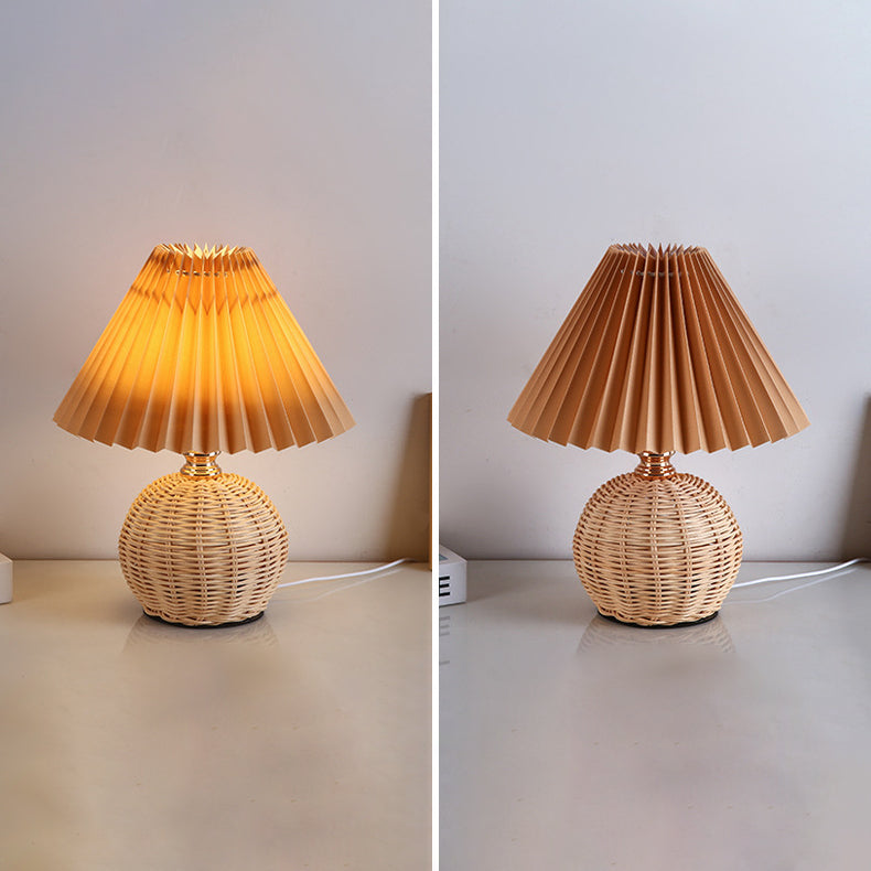 Zeitgenössische nordische Tischlampe aus Rattangewebe mit plissierter konischer Kugel, LED, für Schlafzimmer 