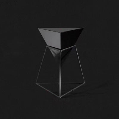 Zeitgenössischer nordischer Dreieck-Pyramiden-Glas-Schiefer-Metall-Beistelltisch für das Bett 
