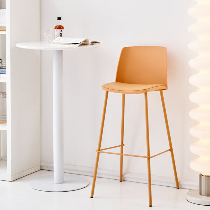 Taburete cuadrado minimalista moderno de cuero PU con respaldo y reposapiés de barra de hierro para comedor 