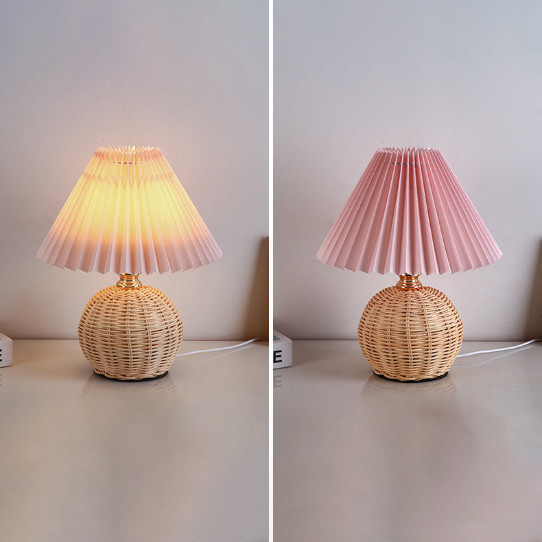 Zeitgenössische nordische Tischlampe aus Rattangewebe mit plissierter konischer Kugel, LED, für Schlafzimmer 