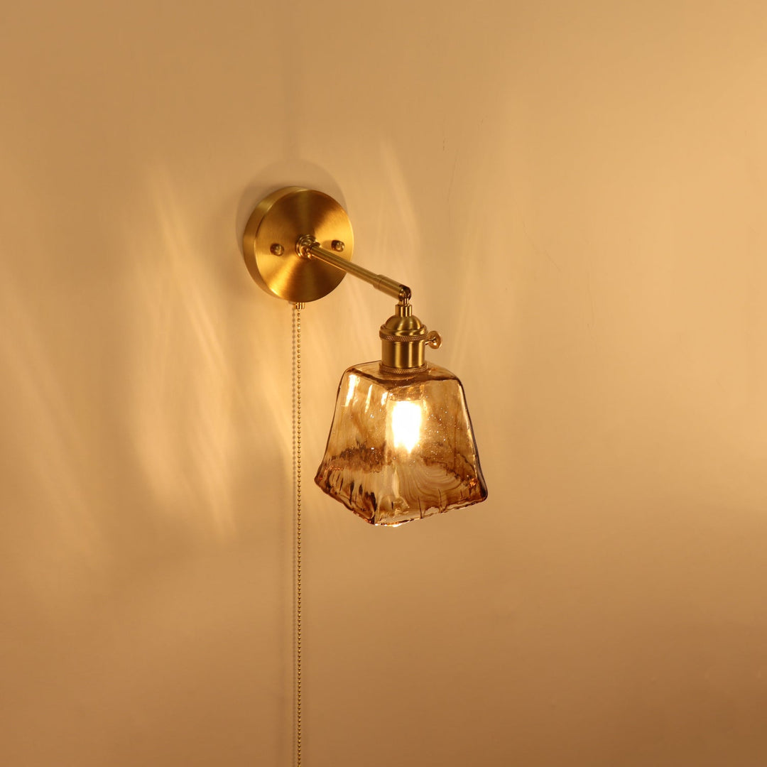 Applique murale 1 lumière en laiton vintage traditionnel avec abat-jour en verre ambré carré pour salon 