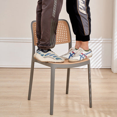 Chaise de salle à manger empilable en plastique ressemblant à du rotin carré à la simplicité contemporaine avec accoudoirs et dossier pour salle à manger 