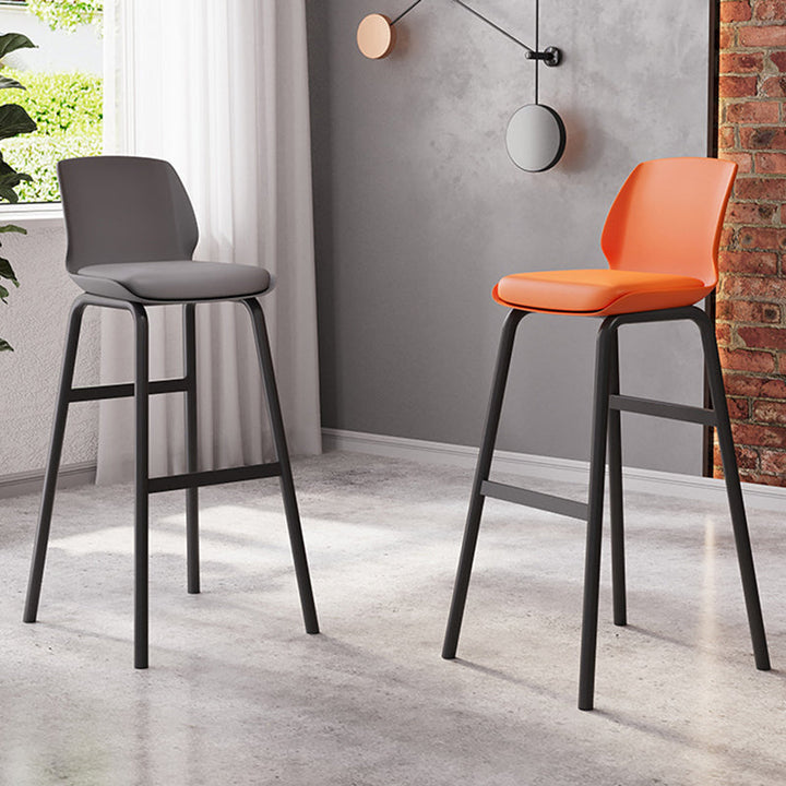 Zeitgenössischer nordischer quadratischer PU-Leder gepolsterter Eisen-Barhocker mit Kunststoff-Rückenlehne und Fußstütze für das Esszimmer 