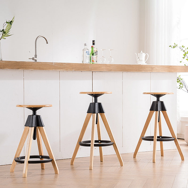 Tabouret de bar en bois massif à base de trépied ronde scandinave contemporaine avec repose-pieds pour salle à manger 