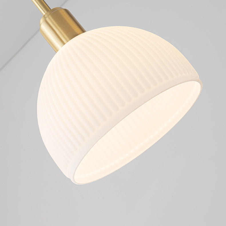 Luminaire suspendu à 1 lumière en verre nervuré rond avec cadre en laiton antique pour salle à manger 