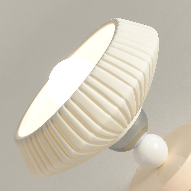 Zeitgenössische skandinavische cremefarbene Keramik-Deckenleuchte mit geometrischem rundem Schirm und 1 Licht, halbbündige Montage für Wohnzimmer 