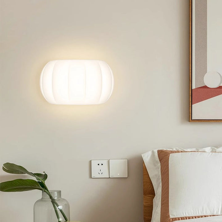 Applique murale LED en fer avec abat-jour en acrylique minimaliste moderne pour chambre à coucher 