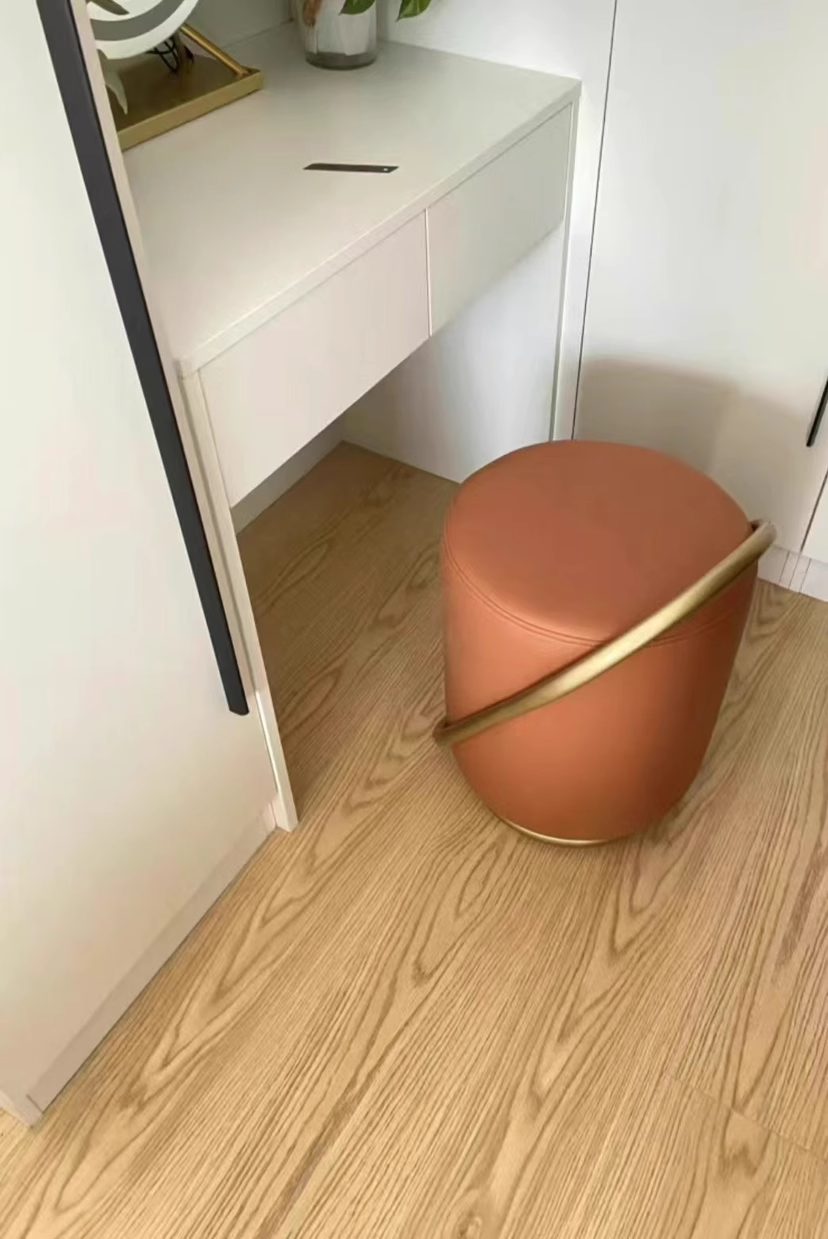 Moderner nordischer Zylinder-Schminkhocker aus Edelstahl und Mikrofaserleder ohne Rückenlehne und Armlehnen für das Schlafzimmer 